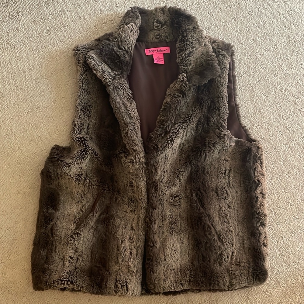 EUC Betsey Johnson Faux Fur Vest, fully lined. Super warm! Size M